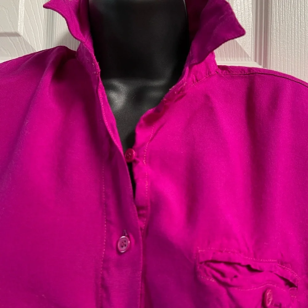 3/$30! ❤️Vintage 80s! Fuchsia, rayon blouse.  Great condition. M